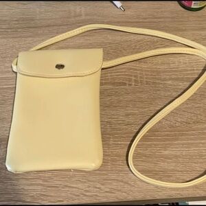 Small cross shoulder yellow bag.